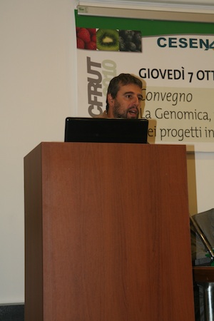 Il dottor Luca Dondidi del Dipartimento di Colture arboree dell'Università di Bologna durante il convegno sulla genomica in frutticoltura